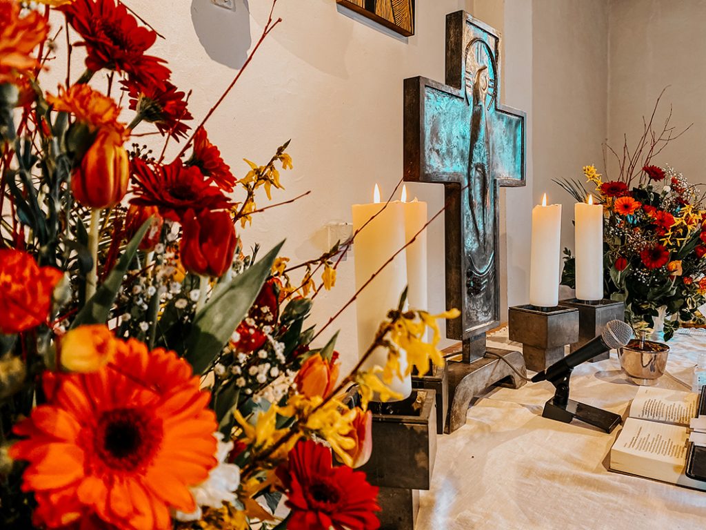 Innenraum der Erlöserkirche mit Blumenschmuck